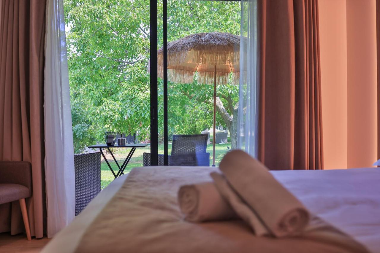 Logis Hotel & Spa Dejeunez Sous L'Arbre Rousset  Exteriör bild